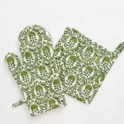 Caroline Green Oven Mitt Set