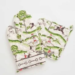 Hunt Scene Oven Mitt Set